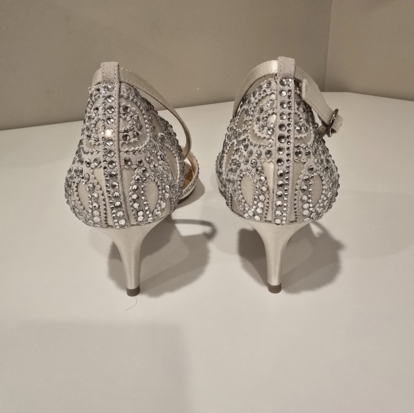 Badgley Mischka Gillian Ivory Ankle Strap Kitten Heels Womens 9.5 - Picture 3 of 11